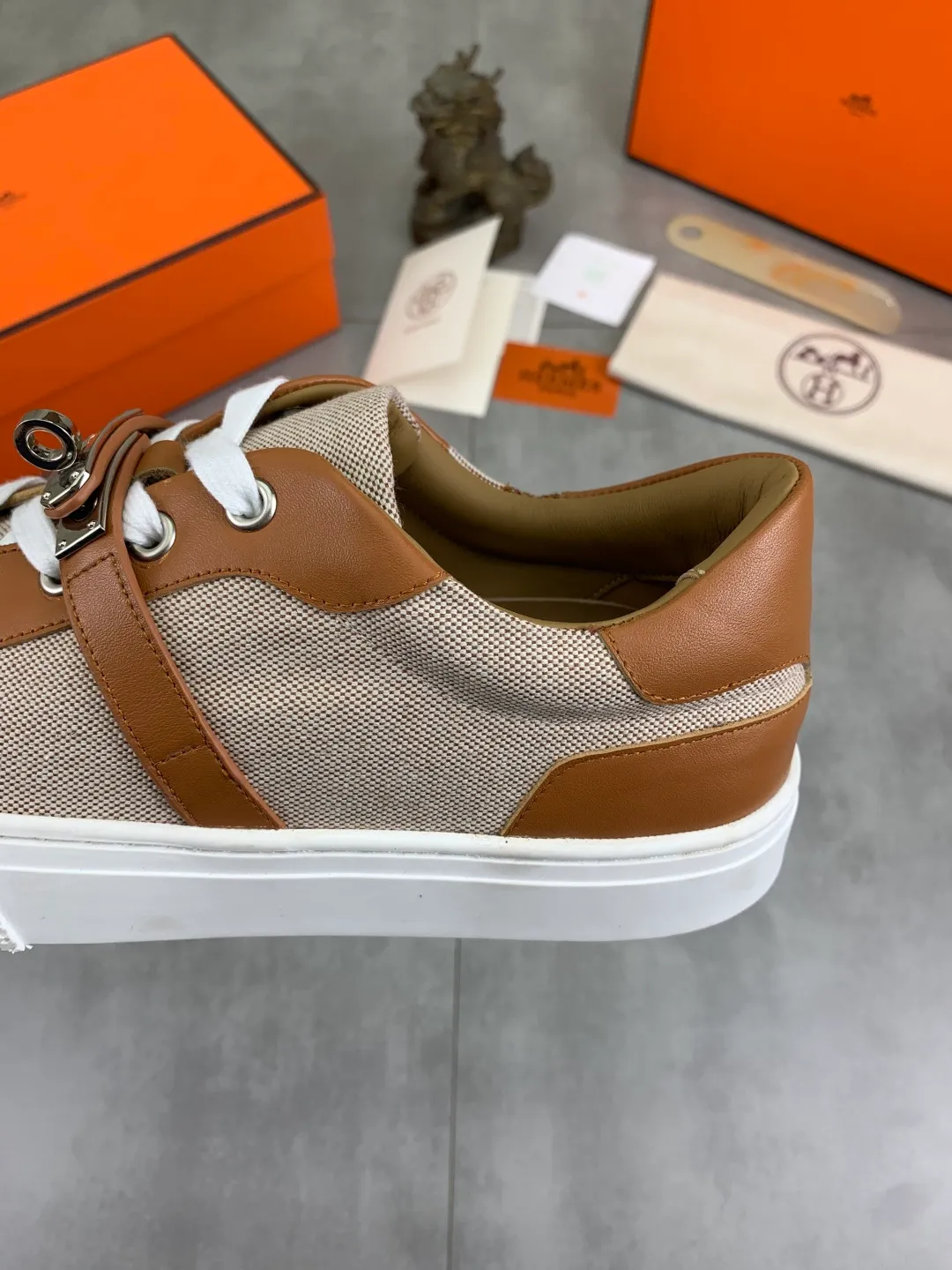 Men's men's shoes 💰P640 New Hermes top version Hermès classic couple style #𝐊𝐞𝐥𝐥𝐲 buckle casual white shoes skateboard shoes that will not conflict with shoes at all. Full of unknowns, Hermès rarely produces flat casual shoes and they are paired with classic palladium-plated Kelly shoe buckles! You'll fall in love with it at first sight. It's super versatile and can be worn with any skirt or pants. 🉑️Close your eyes and wear it. It's super noble. Fabric: Specific cowhide/canvas material. Lining: Sheepskin lining. Outsole: Original molded TPU outsole. Size: 35-45.